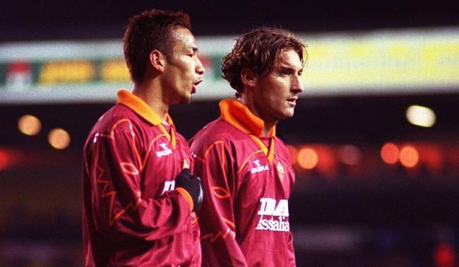 Hidetoshi Nakata bersama Francesco Totti di AS Roma.