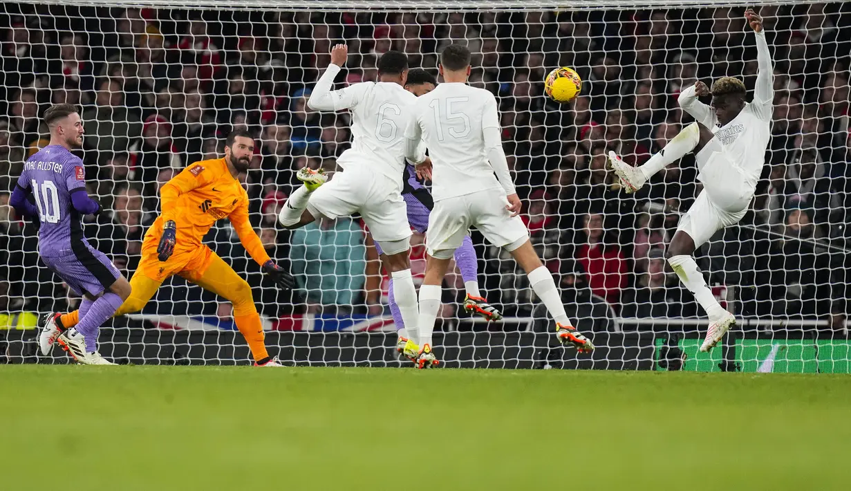 Pemain Arsenal, Bukayo Saka (kanan) berusaha mencetak gol ke gawang Liverpool saat laga putaran ketiga Piala FA 2023/2024 di Emirates Stadium, London, Inggris, Minggu (07/01/2024) WIB. Arsenal mengusung kampanye bertajuk 'No More Red' saat menggunakan jersey yang serba putih. (AP Photo/Kirsty Wigglesworth)