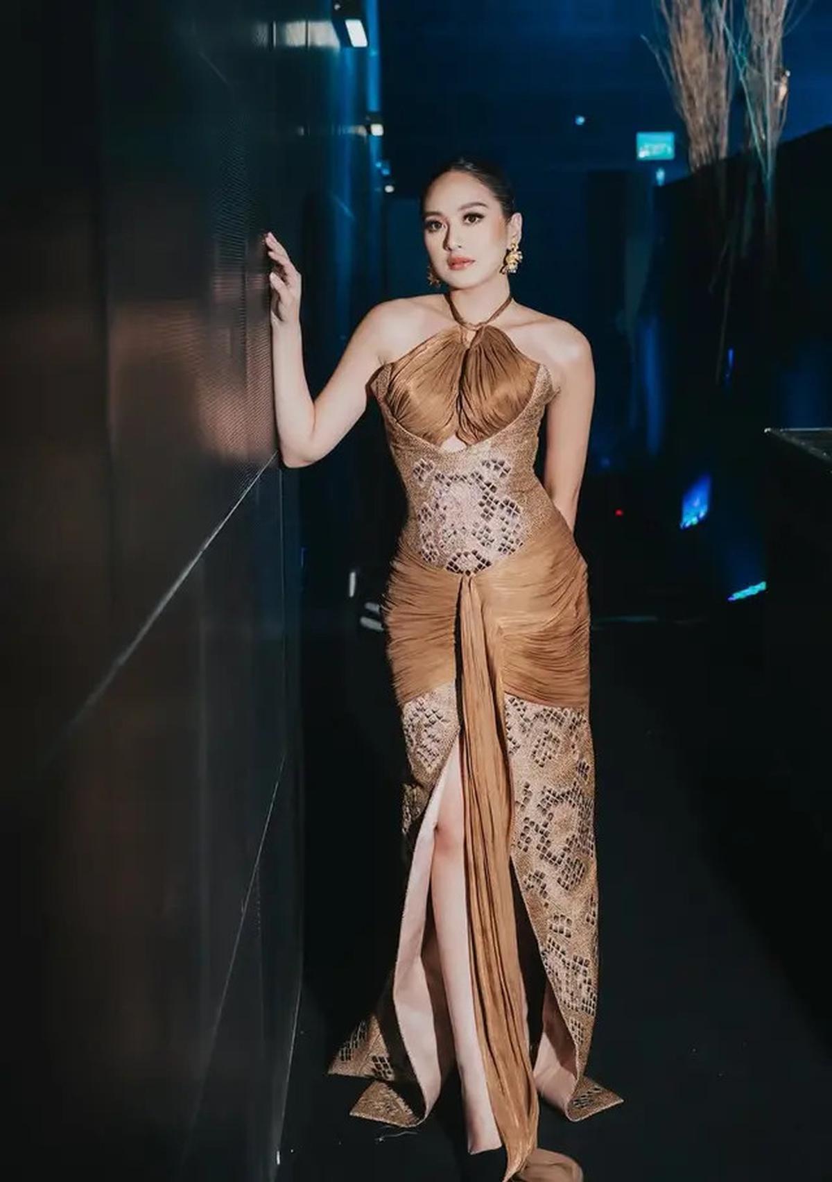 8 Adu Gaya Dress Artis dengan Tampilan Glamor saat Hadir di Acara Penghargaan Drama, Luna Maya, Yuki Kato, hingga Haico Van Der