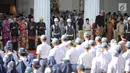 Presiden Joko Widodo bersama peserta upacara melakukan doa bersama saat upacara Hari Lahir Pancasila di Gedung Pancasila, Jakarta Pusat, Jumat (1/6). (Liputan6.com/Faizal Fanani)