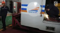 Petugas PT Kereta Api Indonesia (Persero) melakukan perbaikan gerbong kereta api di Depo Kereta Poncol Semarang, Kamis (31/5). Perawatan dan perbaikan gerbong-gerbong kereta api dilakukan untuk menghadapi musim mudik tahun ini. (Liputan6.com/Gholib)