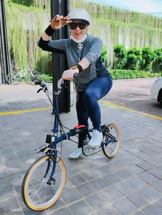 Awalnya Jane dilarikan ke rumah sakit Fatmawati namun tak lama ia dipindahkan ke Rumah Sakit JMC Mampang. Dengan alasan di RS Fatmawati tidak tersedia oksigen untuk Jane. (Instagram/janeshalimar_1)