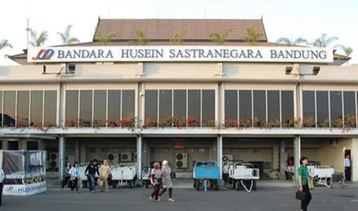 Bandara ini merupakan peninggalan pemerintah Hindia Belanda dengan sebutan Lapangan Terbang Andir, yaitu suatu lokasi di mana lapangan terbang tersebut berada.