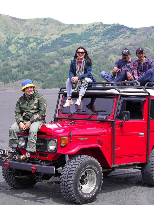 7 Potret Liburan Memes Prameswari di Bromo, Seru Berkuda di Lautan Pasir