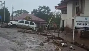 Detik-Detik Banjir Bandang Terjang Kantor Bupati Solok
