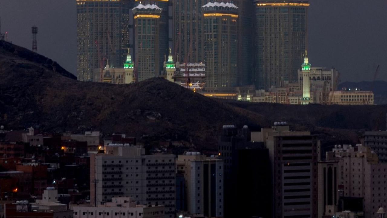 FOTO: Badai Dahsyat Hantam Arab Saudi,  Hotel Ikonik Fairmont Makkah Clock Royal Tower Sampai Disambar Petir Menakutkan