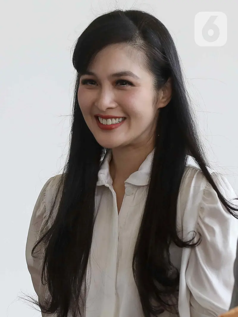 Diperiksa Sebagai Saksi, Sandra Dewi Tebar Senyum