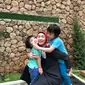 Donita meluangkan waktunya bersama anak-anaknya membuat playdough agar mereka tak bosa di rumah saja akibat pandemi corona Covid-19 (Dok.Instagram/@donitabhubiy/https://www.instagram.com/p/CFN6WUNg_q5/Komarudin)