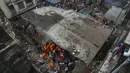 Tim penyelamat menyisir puing-puing beton serta batu bata untuk mencari korban setelah runtuhnya bangunan tempat tinggal tiga lantai di Bhiwandi, India, Senin (21/9/2020). Hingga saat ini, otoritas India belum mengumumkan penyebab pasti terjadinya insiden bangunan roboh. (AP Photo/Praful Gangurde)