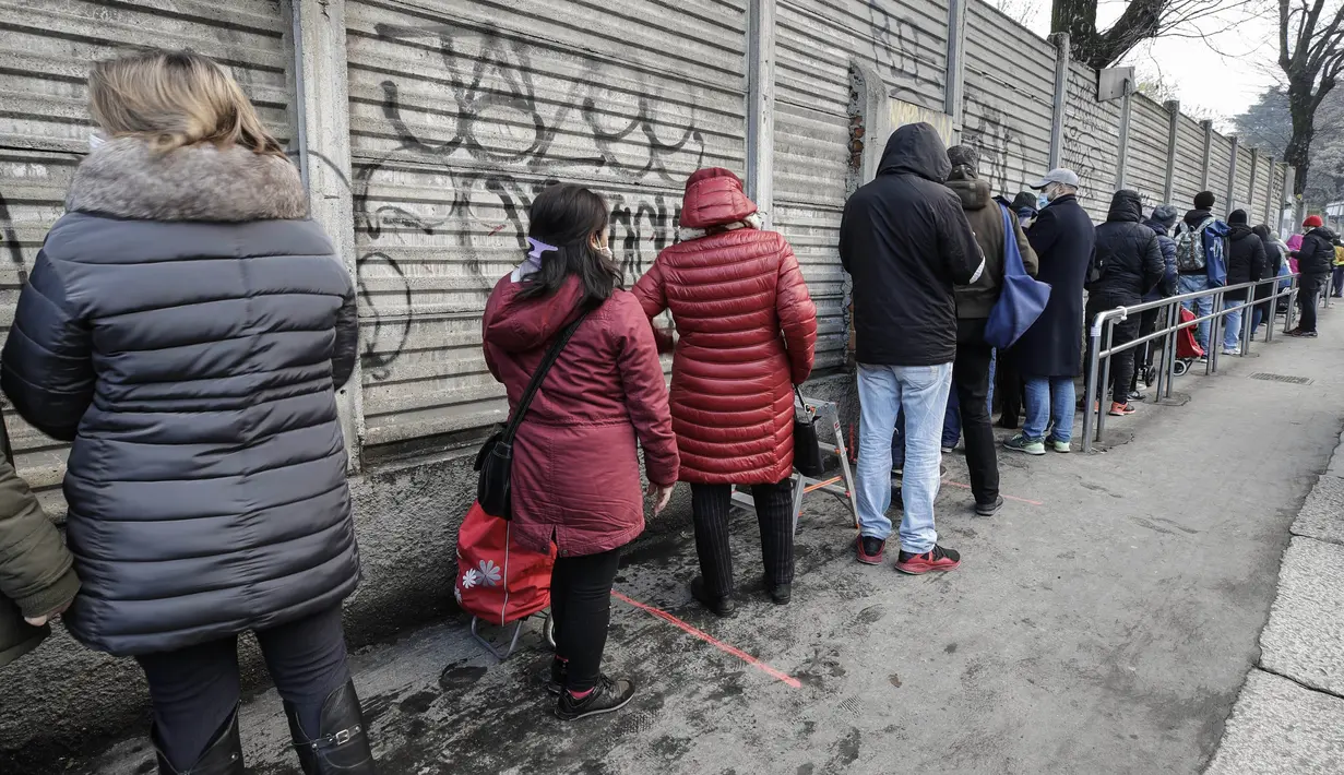 Orang-orang antre untuk makan di 'Pane Quotidiano' (Roti Harian) Onlus, di Milan, Italia utara, 17 Desember 2020. Tidak ada tempat di Italia yang kemiskinan lebih jelas daripada di Lombardy, wilayah utara yang sempat menjadi episentrum penularan COVID-19. (AP Photo/Luca Bruno)