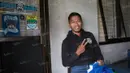 Bek sayap Persib, Tony Sucipto, tampak santai ketika berada di Mess Persib Bandung, Jawa Barat, Senin (2/5/2016). (Bola.com/Vitalis Yogi Trisna)