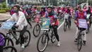 Aktivis dari berbagai penggiat lingkungan melakukan aksi damai di Hari Bebas Kendaraan (Car Free Days) di kawasan Bundaran HI, Jakarta,  Minggu (12/3/2023). Selain memperingati Hari Perempuan Internasional, aksi Women Pedal for People Planet tersebut dilakukan guna mengajak masyarakat untuk melakukan perlawanan terhadap krisis iklim yang berdampak pada kehidupan manusia dan ekologi. (Liputan6.com/Angga Yuniar)
