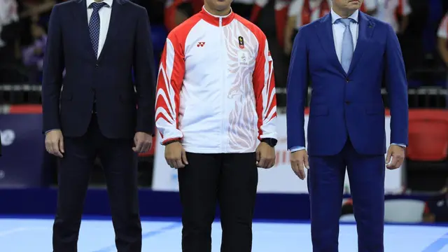 Ketua Komite Olahraga Indonesia (KOI), Raja Sapta Oktohari (tengah).