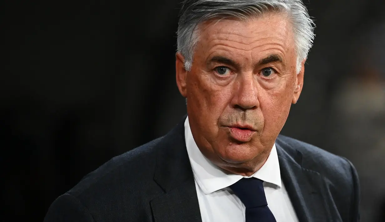 Carlo Ancelotti menganggap bahwa Karim Benzema lebih layak mendapatkan penghargaan Ballon d'Or 2021 dibandingka Lionel Messi. Namun, ketiadaan gelar utama membuat Benzema harus puas di urutan keempat pada penghargaan tahun ini. (AFP/Gabriel Bouys)