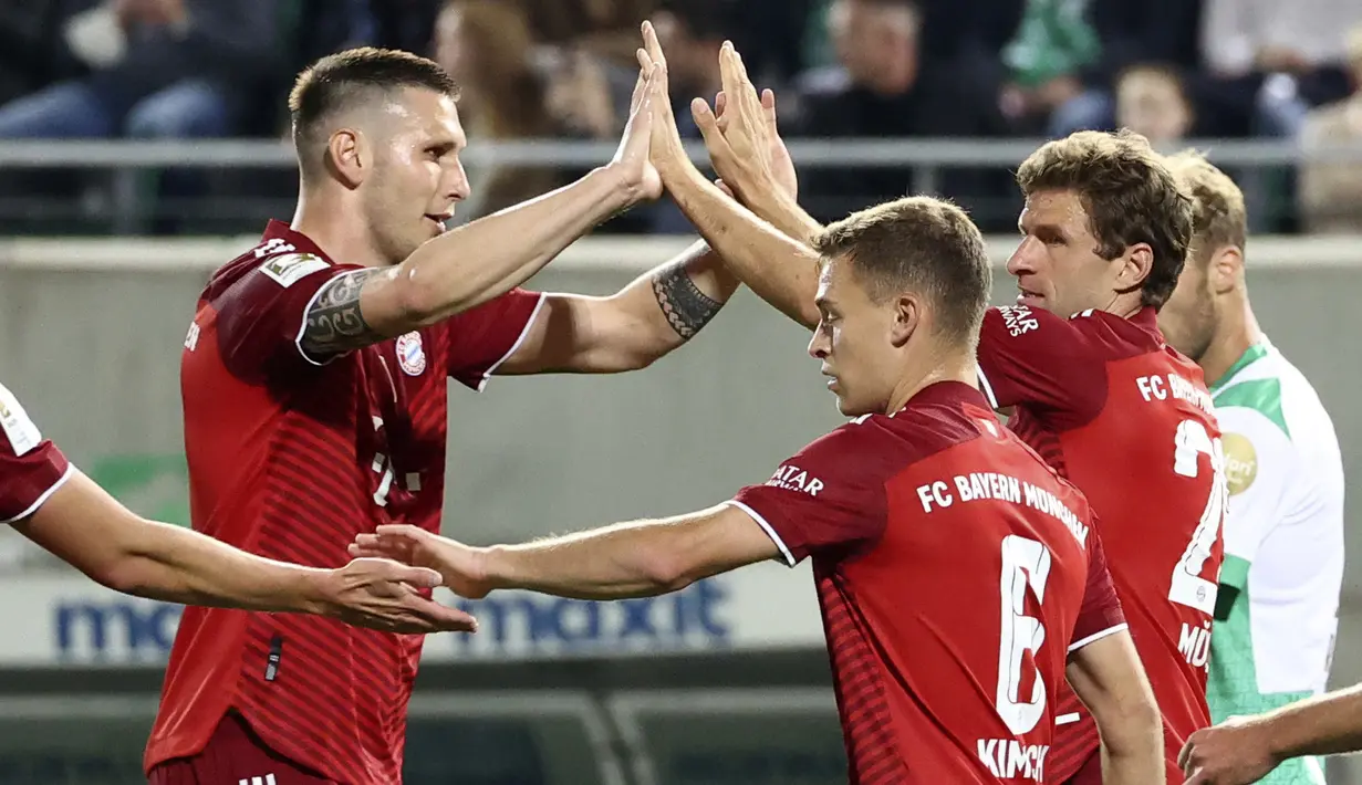 Penyerang Bayern Munchen Thomas Muller (kedua kanan) berselebrasi dengan Niklas Sule setelah mencetak gol ke gawang Greuther Fuerth pada pekan keenam Liga Jerman 2021/2022 di Trolli Arena, Sabtu (25/9/2021) dini hari WIB. Bayern Munchen menang 3-1 atas Greuther Furth. (Daniel Karmann/dpa via AP)