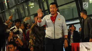 Menpora Imam Nahrawi menyapa wartawan di Bandara Soekarno Hatta, Tangerang, Rabu (27/2). Timnas Indonesia U-22 tiba di tanah air dengan sambutan meriah usai menjuarai Piala AFF U-22 2019 di Kamboja. (Liputan6.com/Herman Zakharia)