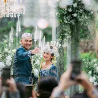 Penampilan Debi Sagita kemudian lengkapi dengan siger sunda dan ronce melati. [@marcoivanos12]