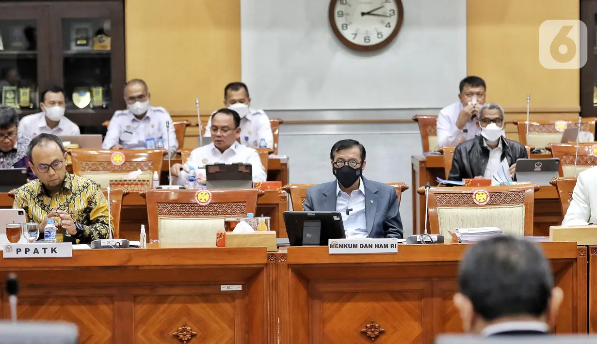 Menteri Hukum dan HAM Yasonna Laoly (tengah) Kepala PPATK Ivan Yustiavandana (kiri) saat mengikuti rapat kerja dengan Komisi III DPR RI di Kompleks Parlemen, Senayan, Jakarta, Kamis (25/8/2022). Rapat tersebut membahas LKPP APBN TA 2021 serta LHP BPK 2021. Liputan6.com/Angga Yuniar