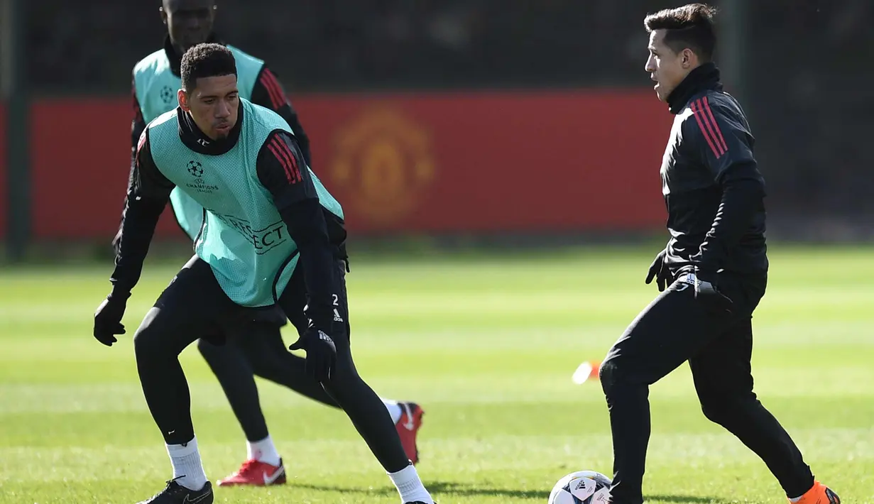 Penyerang Manchester United, Alexis Sanchez saat mengikuti sesi latihan tim  jelang menghadapi Sevilla pada babak 16 besar Liga Champions di kompleks pelatihan klub, Carrington, Manchester, Inggris (20/2). (AFP Photo/Oli Scarff)
