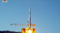 Roket jarak jauh telah lepas landas di lokasi peluncuran, Sohae, Korea Utara , (7/2). Beberapa negara berpendapat bahwa peluncuran roket tersebut merupakan salah satu uji coba rudal. (REUTERS / Kyodo)