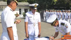 Citizen6, Surabaya: Letkol Laut (P) Kemas M Ikhwan Madani, melepaskan jabatan Danselapa dan untuk sementara jabatan tersebut kosong dan diserahkan kepada Komandan Pusdiklapa. (Pengirim: Penkobangdikal)