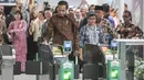 Setelah itu, Jokowi melakukan tap in kartu tersebut untuk pertama kalinya. (FOTO: ANTARA FOTO/Hafidz Mubarak A/pool)