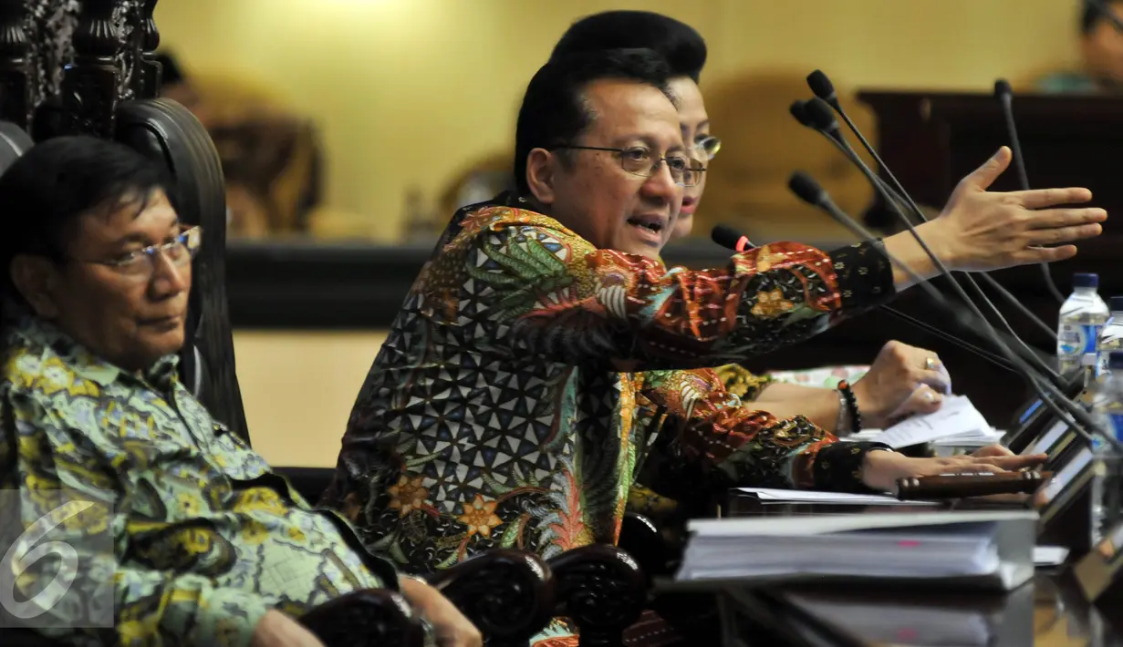 Ketua DPD Irman Gusman (tengah) saat memimpin Sidang Paripurna Luar Biasa DPD RI di Kompleks Parlemen, Jakarta, Rabu (13/4/2016). Irman Gusman diinterupsi anggota DPD yang menolak dirinya memimpin sidang. (Liputan6.com/Johan Tallo)