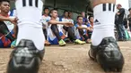 Para Pemain Dream Team B serius mengikuti arahan pelatih sebelum bertanding pada ajang United Way Coaching Clinic bersama You C1000 di Stadion Soemantri Brojonegoro, Jakarta, Sabtu (7/5/2016). (Bola.com/Nicklas Hanoatubun)