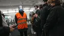 Pekerja kereta bawah tanah berdiri di antara penumpang yang menunggu subway di stasiun metro Gare Saint Lazare di Paris, 18 Februari 2022. Pemogokan besar-besaran pekerja yang menuntut kenaikan gaji melumpuhkan sebagian besar jaringan metro Paris dan jaringan kereta api kota. (AP Photo/Michel Euler)