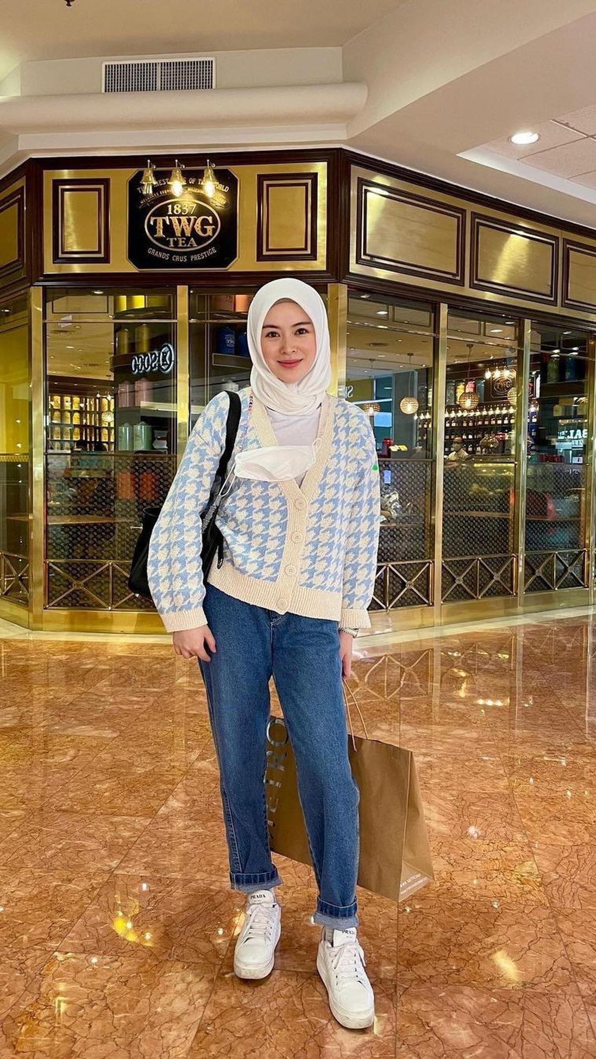 Sebagaimana yang dikatakan oleh Ayana Moon sendiri, "Fashion is about dressing according to what’s fashionable. Style is more about being yourself."