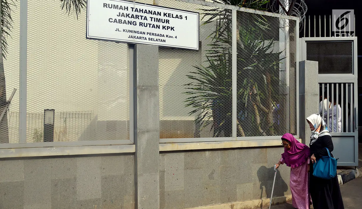 Keluarga dan rekan dari para tahanan usai mendatangi Tahanan Kelas 1 Jakarta Timur cabang Rutan KPK, Jakarta, Jumat, (15/6). Para keluarga melakukan kunjungan Tahanan KPK dalam rangka Hari Raya Idul Fitri 1439 Hijriah. (Liputan6.com/Johan Tallo)