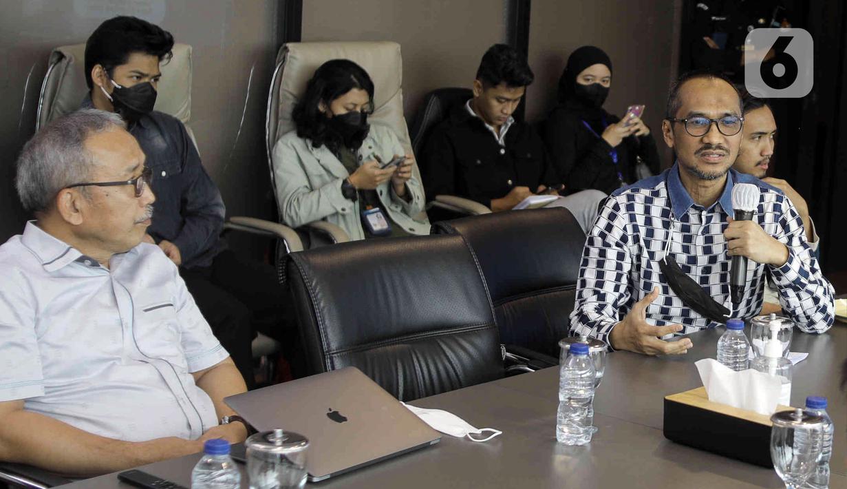 Mantan Ketua Komisi Pemberantasan Korupsi (KPK) dan Dewan Pembina ASA Indonesia, Abraham Samad (kanan) menyampaikan keterangan saat meluncurkan website Cek Pemilu di Kantor ASA Indonesia, Jakarta, Selasa (20/12/2022). ASA Indonesia sebagai lembaga yang konsen terhadap isu antikorupsi, HAM, dan perkuatan demokrasi meluncurkan website Cek Pemilu sebagai platform pengecekan reputasi seseorang yang akan maju pada Pemilu 2024. (Liputan6.com/Herman Zakharia)