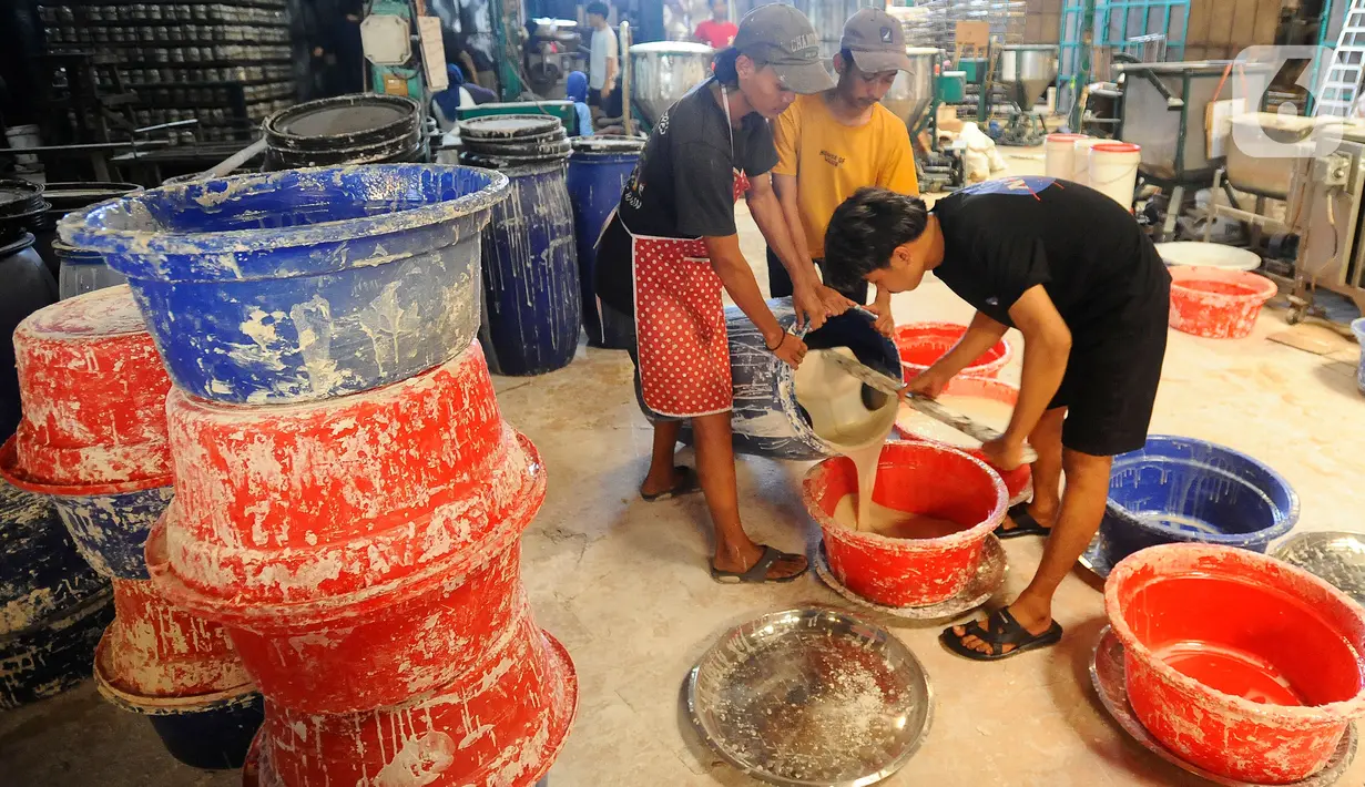 Pekerja menyelesaikan pembuatan kue Keranjang khas Imlek di Pabrik Kue Hoki di kawasan Sawangan, Depok, jawa Barat, Rabu (11/01/2023). Tahun ini ditargetkan sekitar 20ribu kue keranjang untuk perayaan Imlek diproduksi dengan harga Rp 18ribu per pax. (merdeka.com/Arie Basuki)