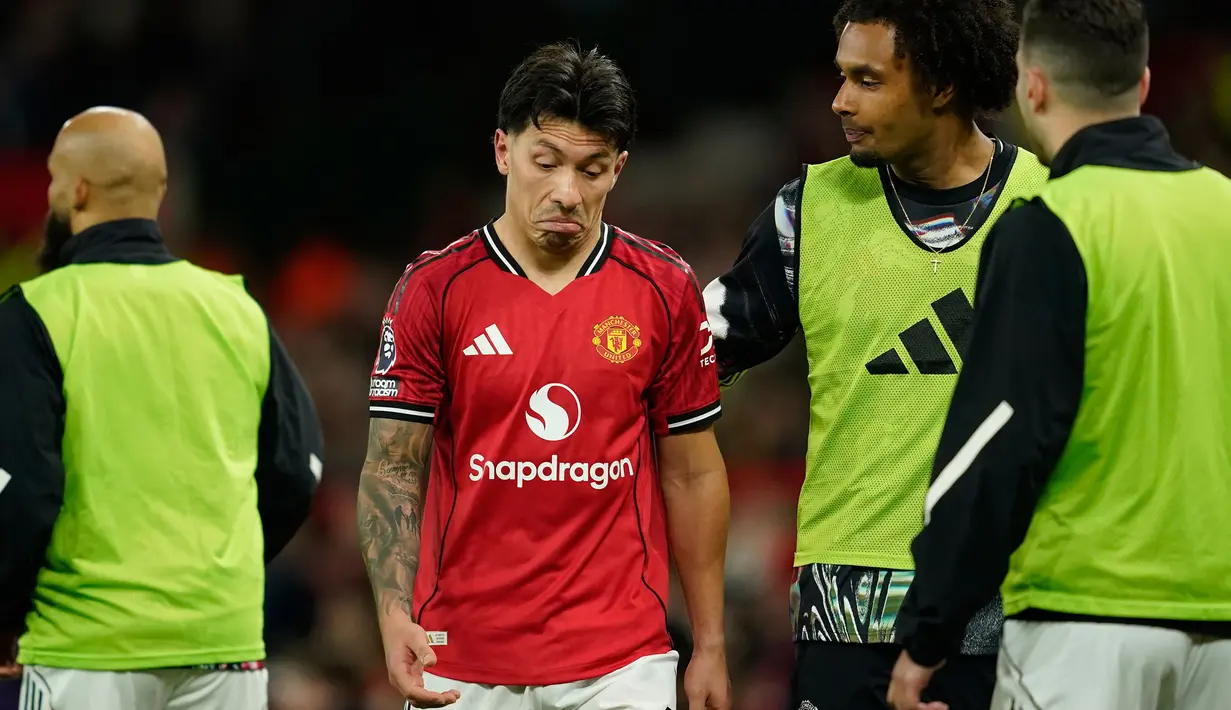 MU tak mampu mengejar ketertinggalan meski sempat memperkecil skor 1-2 akibat kalah jumlah pemain. (AP Photo/Dave Thompson)
