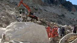 Petugas penyelamat melakukan pencarian korban di lokasi tambang marmer yang longsor di Mohmand, Pakistan, dekat perbatasan Afghanistan, Selasa (8/9/2020).  Sedikitnya 18 penambang tewas dan lebih dari selusin masih terjebak longsor yang terjadi pada Senin (7/9) malam. (AP Photo/Zubair Khan)