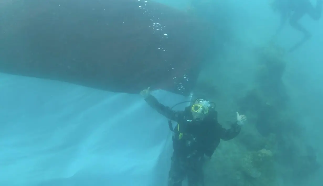 Pengibaran bendera dari Pulau Pramuka ke Pulau Karya di Kepulauan Seribu