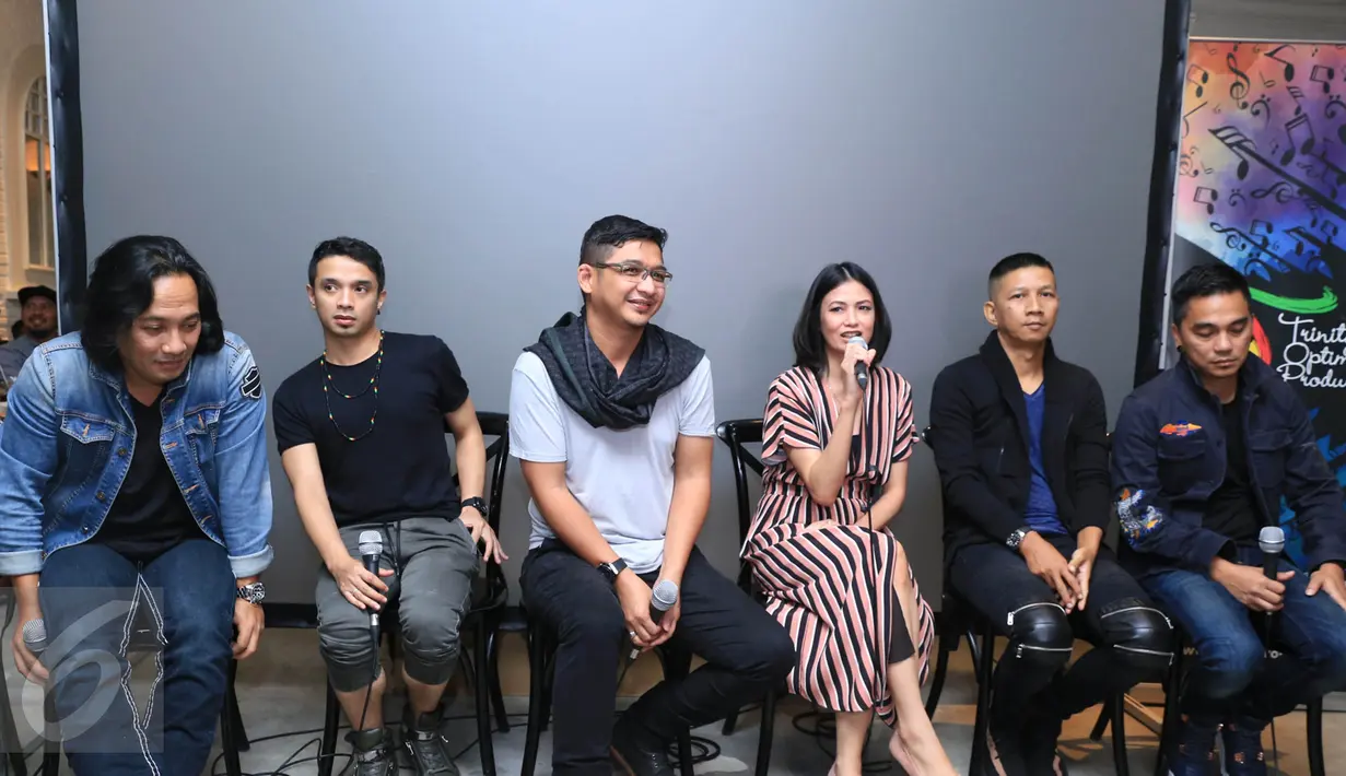 Band Ungu saat jumpa pres singel terbaru di kawasan Kota Kasablanka, Jakarta, Kamis (9/3). Band Ungu mengeluarkan single terbaru bertajuk Setengah Gila. (Liputan6.com/Herman Zakharia)