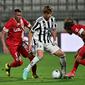 Gelandang muda Juventus, Fabio Miretti, dikepung dua pemain AC Monza dalam pertandingan persahabatan Piala Berlusconi di U-Power Stadium, Monza, pada 31 Juli 2021. (Miguel Medina/AFP)