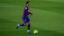 Penyerang Barcelona, Antoine Griezmann menggiring bola saat berhadapan dengan Real Sociedad pada pertandingan lanjutan La Liga Spanyol di stadion Camp Nou di Barcelona, Spanyol, Kamis (17/12/2020). Griezmann megepang dua rambutnya bisa jadi dia mulai bahagia di Barcelona. (AP Photo/Joan Monfort)