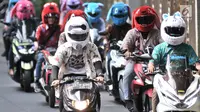Sejumlah anggota dari komunitas Elmo And Friends berkonvoi menggunakan sepeda motor di kawasan Menteng, Jakarta, Minggu (11/11). Dengan mengenakan batik, mereka melakukan konvoi dalam rangka merayakan Hari Pahlawan. (Merdeka.com/ Iqbal S. Nugroho)