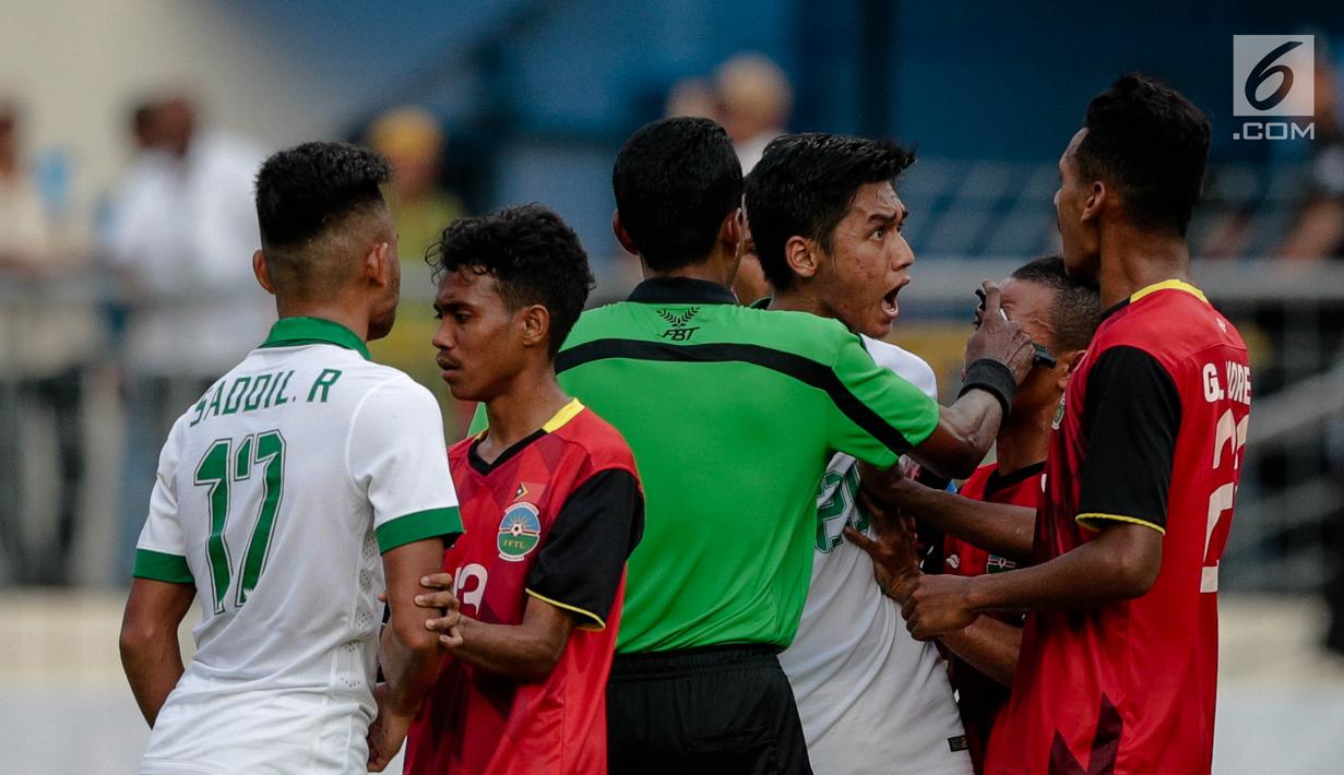PHOTO Keributan Timnas Sepak Bola Indonesia Dan Timor Leste Saat