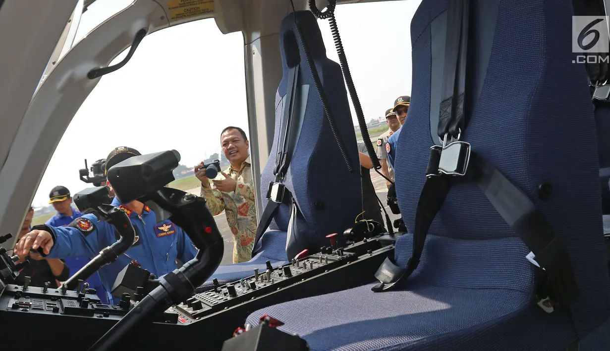 Polisi memeriksa helikopter Bell 429/P-3203 di Hanggar 3 Ditpoludara Korpolairud Polri, Pondok Cabe, Tangerang Selatan, Banten, Rabu (11/9/2019). Penambahan helikopter tersebut untuk mendukung tugas-tugas operasional Polri. (Liputan6.com/Herman Zakharia)