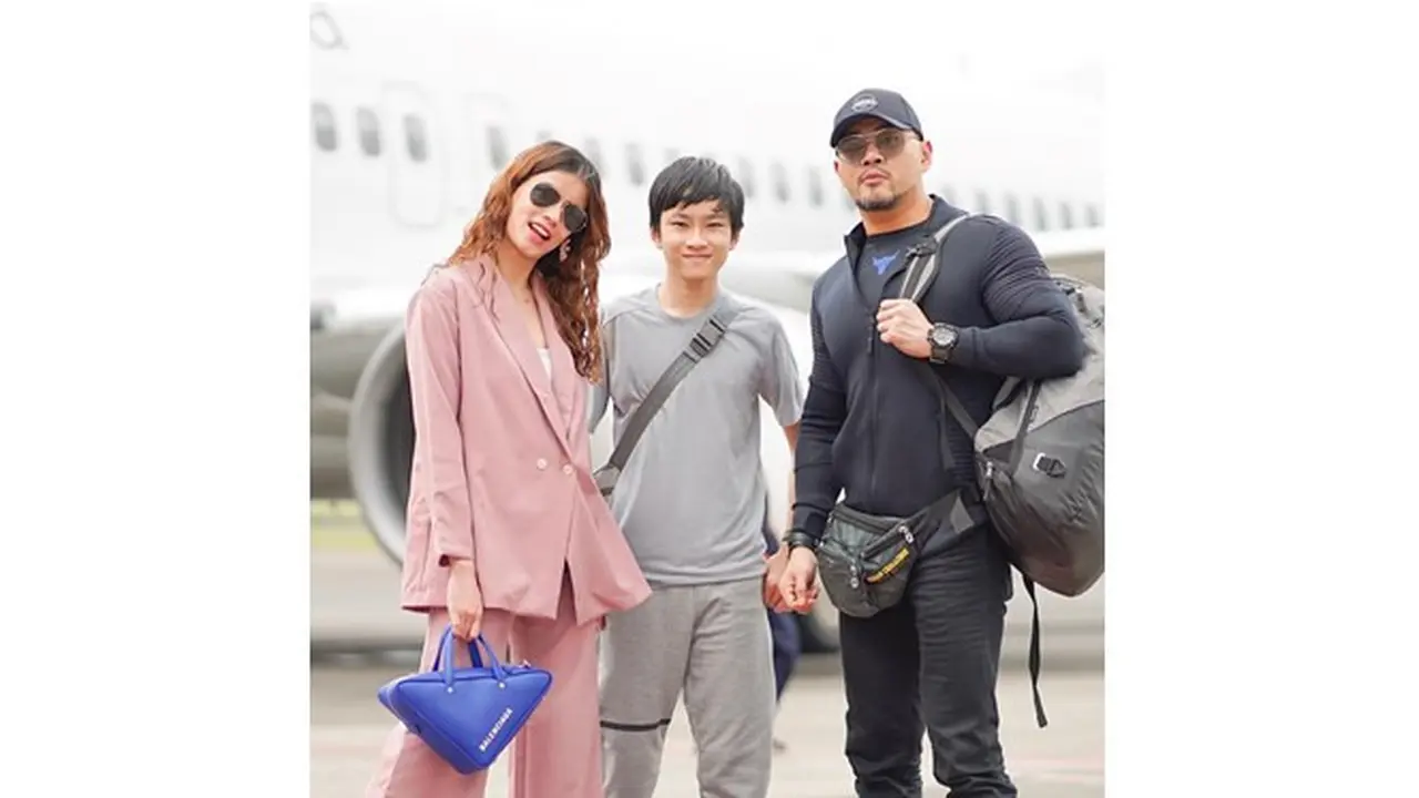 Momen hangat Sabrina Chairunnisa, Azka dan Deddy Corbuzier saat foto bareng di depan pesawat.
