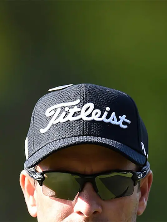 Pegolf Australia, Adam Scott, bersiap tampil pada Turnamen Master National Augusta di Augusta, Georgia, Rabu (6/4/2016). (AFP/Jim Watson)