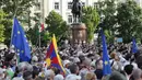 Para pengunjuk rasa berkumpul di pusat kota Budapest, Hongaria (5/6/2021). Ribuan orang di Hungaria mekakukan aksi protes menentang rencana pembangunan Universitas China di Budapest. (AP Photo/Laszlo Balogh)