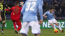 Pemain  Lazio,  Stefano Mauri saat mencetak gol ke gawang Hellas Verona pada lanjutan Liga Italia Seria A di Stadion Olimpico, Roma, Italia, Jumat (12/2/2016) dinni hari WIB. (EPA/Claudio Peri)