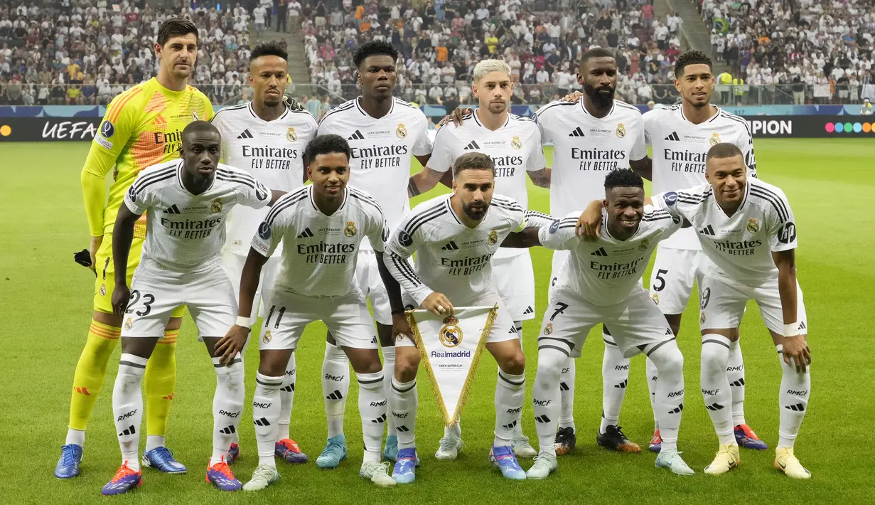 Para pemain starting XI Real Madrid berfoto bersama jelang menghadapi Atalanta pada laga Piala Super Eropa 2024 di Narodowy Stadium, Warsawa, Polandia, Rabu (14/8/2024). (AP Photo/Czarek Sokolowski)