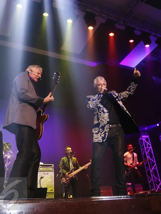 Grup soft rock asal Australia, Air Supply saat menggelar konser "40th Anniversary" di Jakarta, Jumat (3/3). (Liputan6.com/Herman Zakharia)