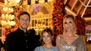 Ivana Trump tampil memesona dalam balutan sari sequin perak dan emas. Ia tampak menghadiri acara pre-wedding Anant Ambani bersama suami dan putrinya. [Foto: Instagram/asianweddingmag]