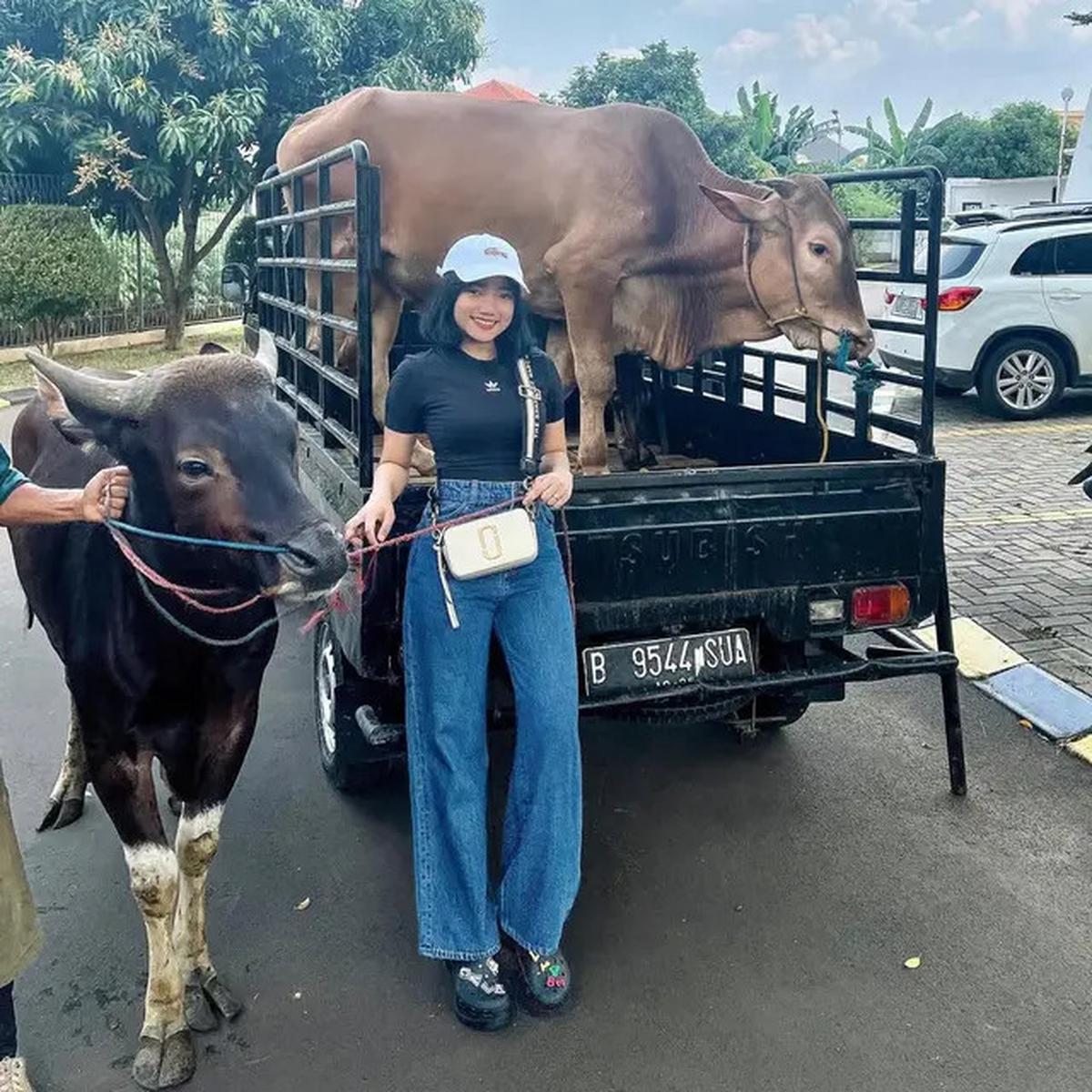 8 Pilihan Gaya Padu Padan Jeans ala Fuji, Super Stylish dan Kece Abis